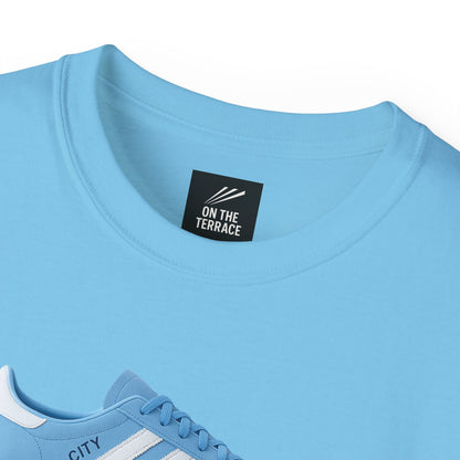 Light blue crew neck t-shirt with On The Terrace label and blue City sneakers with white stripes
