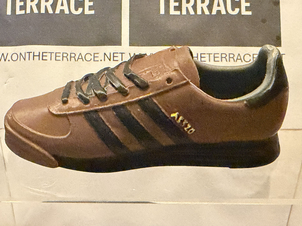 Painted 120 mm AS520 inspired 3D trainer model, brown upper with black stripes and laces and dark sole, side view